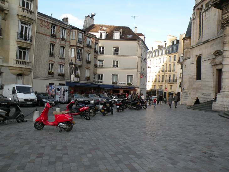  scooters place du Panthéon